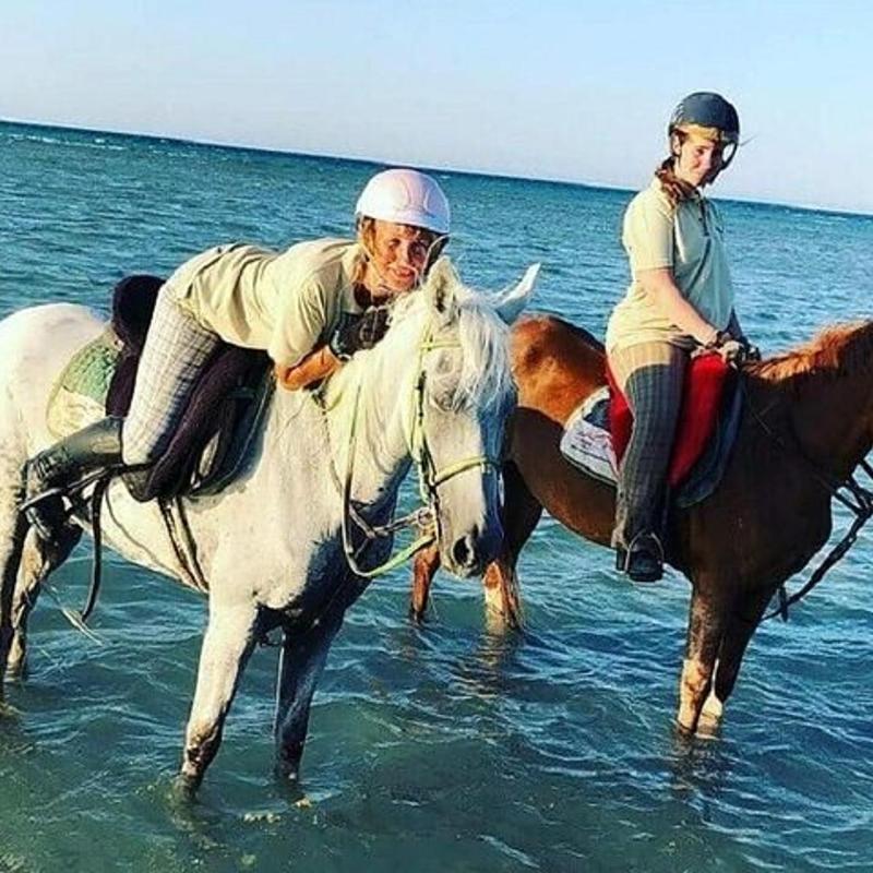 Passeggiata a cavallo sul mare