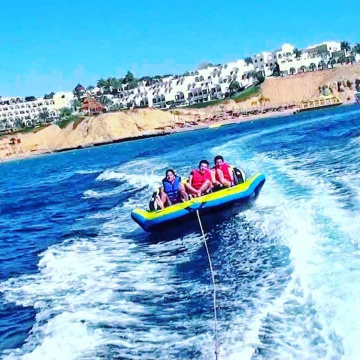 Jeux aquatiques (bouée tractée)