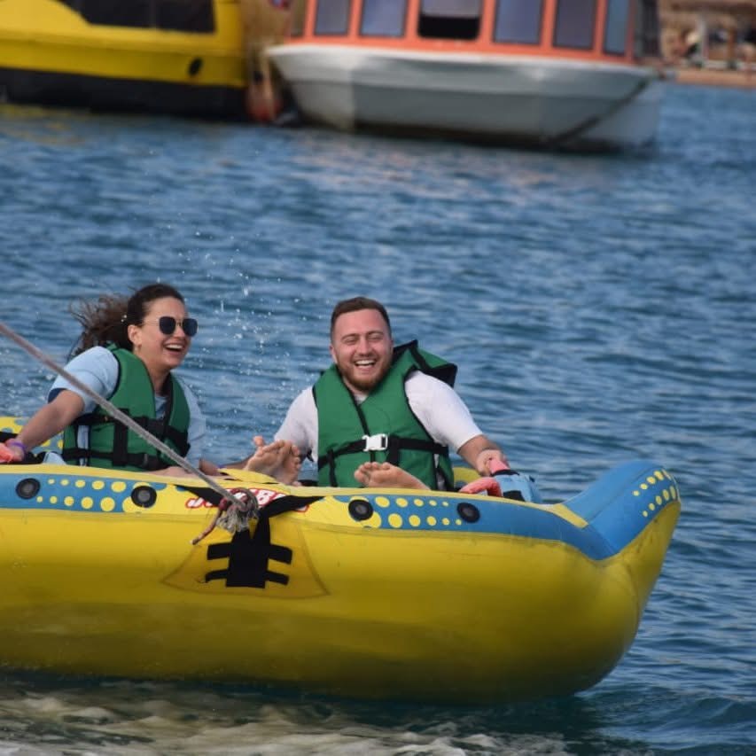 Jeux aquatiques (bouée tractée)