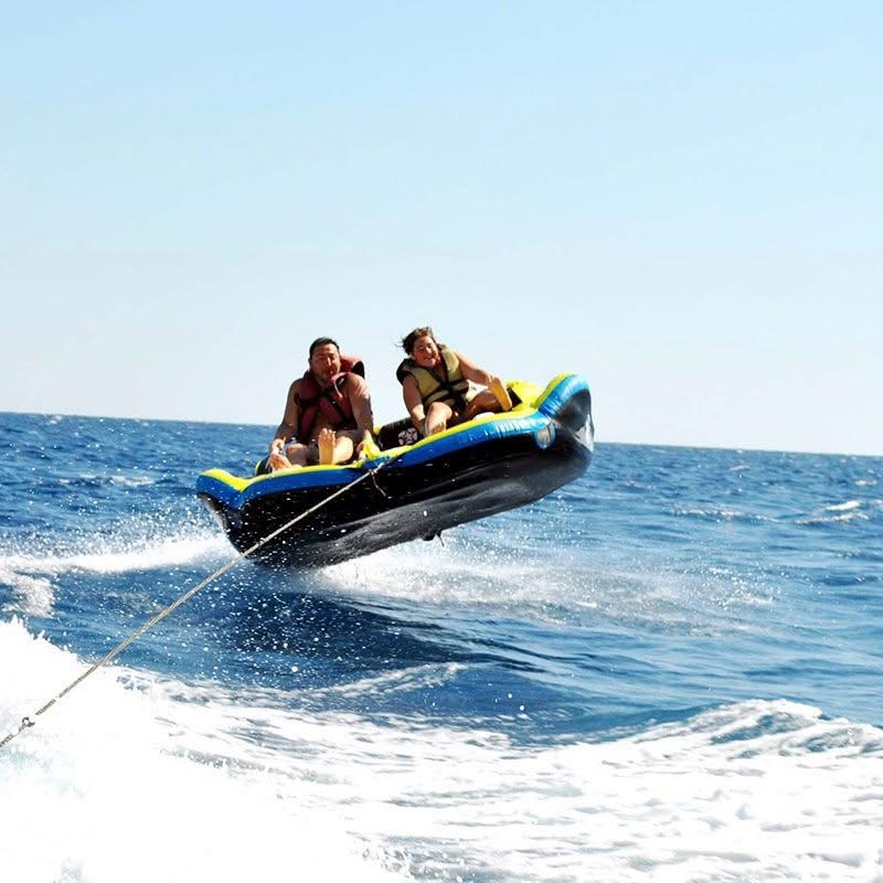 Jeux aquatiques (bouée tractée)