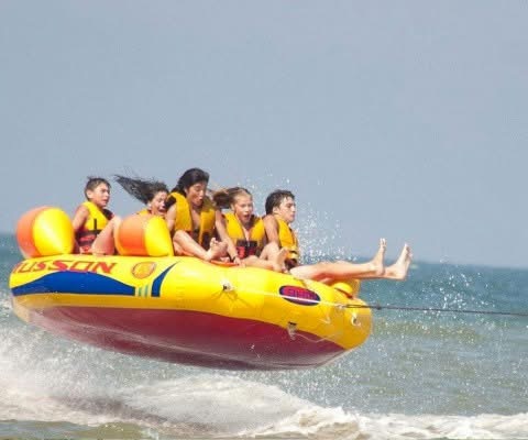 Jeux aquatiques (bouée tractée)