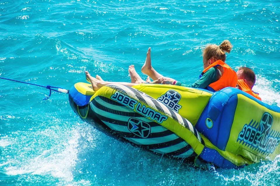Jeux aquatiques (bouée tractée)
